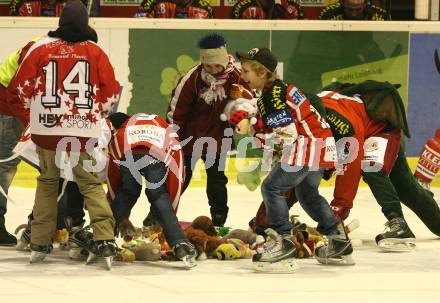 EBEL. Eishockey Bundesliga. KAC gegen HK Acroni Jesenice. Die aus Eis geworfenen Teddybaeren werden von Kindern eingesammelt. Klagenfurt, am 22.12.2009.
Foto: Kuess 

---
pressefotos, pressefotografie, kuess, qs, qspictures, sport, bild, bilder, bilddatenbank