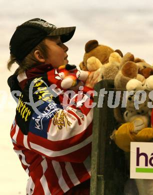 EBEL. Eishockey Bundesliga. KAC gegen HK Acroni Jesenice. Die aus Eis geworfenen Teddybaeren werden von Kindern eingesammelt. Klagenfurt, am 22.12.2009.
Foto: Kuess 

---
pressefotos, pressefotografie, kuess, qs, qspictures, sport, bild, bilder, bilddatenbank