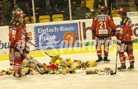 EBEL. Eishockey Bundesliga. KAC gegen HK Acroni Jesenice. Die aufs Eis geworfenen Teddybaeren werden eingesammelt. Klagenfurt, am 22.12.2009.
Foto: Kuess 

---
pressefotos, pressefotografie, kuess, qs, qspictures, sport, bild, bilder, bilddatenbank