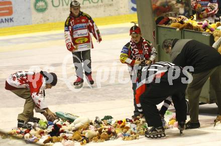 EBEL. Eishockey Bundesliga. KAC gegen HK Acroni Jesenice. Die aufs Eis geworfenen Teddybaeren werden eingesammelt. Klagenfurt, am 22.12.2009.
Foto: Kuess 

---
pressefotos, pressefotografie, kuess, qs, qspictures, sport, bild, bilder, bilddatenbank