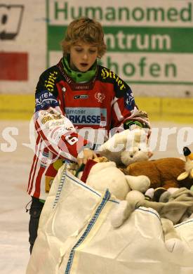 EBEL. Eishockey Bundesliga. KAC gegen HK Acroni Jesenice. Die aus Eis geworfenen Teddybaeren werden von Kindern eingesammelt. Klagenfurt, am 22.12.2009.
Foto: Kuess 

---
pressefotos, pressefotografie, kuess, qs, qspictures, sport, bild, bilder, bilddatenbank