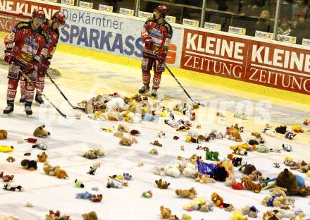 EBEL. Eishockey Bundesliga. KAC gegen HK Acroni Jesenice. Die aufs Eis geworfenen Teddybaeren werden eingesammelt. Klagenfurt, am 22.12.2009.
Foto: Kuess 

---
pressefotos, pressefotografie, kuess, qs, qspictures, sport, bild, bilder, bilddatenbank