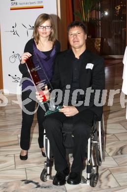 Sportlergala 2009. Behindertensportler des Jahres 2009. Slalom-Staatsmeisterin Kristina Köck und Handbiker Klaus Dolleschal. Casineum Velden, am 21.12.2009.
Foto: Kuess 

---
pressefotos, pressefotografie, kuess, qs, qspictures, sport, bild, bilder, bilddatenbank