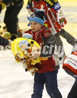 EBEL. Eishockey Bundesliga. KAC gegen HK Acroni Jesenice. Die aus Eis geworfenen Teddybaeren werden von Kindern eingesammelt. Klagenfurt, am 22.12.2009.
Foto: Kuess 

---
pressefotos, pressefotografie, kuess, qs, qspictures, sport, bild, bilder, bilddatenbank