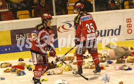 EBEL. Eishockey Bundesliga. KAC gegen HK Acroni Jesenice. Die aus Eis geworfenen Teddybaeren werden von Spielern des KAC eingesammelt. Klagenfurt, am 22.12.2009.
Foto: Kuess 

---
pressefotos, pressefotografie, kuess, qs, qspictures, sport, bild, bilder, bilddatenbank