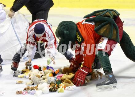 EBEL. Eishockey Bundesliga. KAC gegen HK Acroni Jesenice. Die aus Eis geworfenen Teddybaeren werden von Kindern eingesammelt. Klagenfurt, am 22.12.2009.
Foto: Kuess 

---
pressefotos, pressefotografie, kuess, qs, qspictures, sport, bild, bilder, bilddatenbank