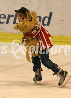 EBEL. Eishockey Bundesliga. KAC gegen HK Acroni Jesenice. Die aus Eis geworfenen Teddybaeren werden von Kindern eingesammelt. Klagenfurt, am 22.12.2009.
Foto: Kuess 

---
pressefotos, pressefotografie, kuess, qs, qspictures, sport, bild, bilder, bilddatenbank