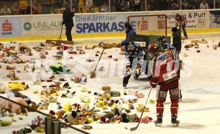 EBEL. Eishockey Bundesliga. KAC gegen HK Acroni Jesenice. Die aufs Eis geworfenen Teddybaeren werden eingesammelt. Klagenfurt, am 22.12.2009.
Foto: Kuess 

---
pressefotos, pressefotografie, kuess, qs, qspictures, sport, bild, bilder, bilddatenbank