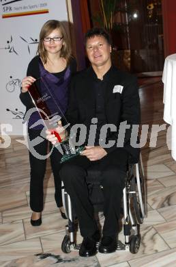 Sportlergala 2009. Behindertensportler des Jahres 2009. Slalom-Staatsmeisterin Kristina Köck und Handbiker Klaus Dolleschal. Casineum Velden, am 21.12.2009.
Foto: Kuess 

---
pressefotos, pressefotografie, kuess, qs, qspictures, sport, bild, bilder, bilddatenbank