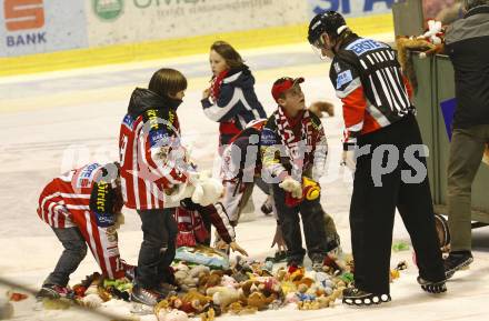 EBEL. Eishockey Bundesliga. KAC gegen HK Acroni Jesenice. Die aufs Eis geworfenen Teddybaeren werden eingesammelt. Klagenfurt, am 22.12.2009.
Foto: Kuess 

---
pressefotos, pressefotografie, kuess, qs, qspictures, sport, bild, bilder, bilddatenbank