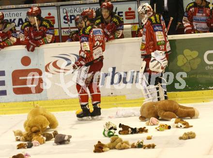 EBEL. Eishockey Bundesliga. KAC gegen HK Acroni Jesenice. Die aufs Eis geworfenen Teddybaeren werden eingesammelt. Klagenfurt, am 22.12.2009.
Foto: Kuess 

---
pressefotos, pressefotografie, kuess, qs, qspictures, sport, bild, bilder, bilddatenbank