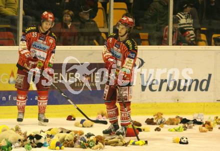 EBEL. Eishockey Bundesliga. KAC gegen HK Acroni Jesenice. Die aus Eis geworfenen Teddybaeren werden von Spielern des KAC eingesammelt. Klagenfurt, am 22.12.2009.
Foto: Kuess 

---
pressefotos, pressefotografie, kuess, qs, qspictures, sport, bild, bilder, bilddatenbank