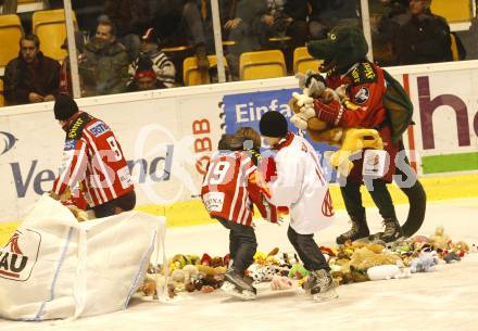 EBEL. Eishockey Bundesliga. KAC gegen HK Acroni Jesenice. Die aufs Eis geworfenen Teddybaeren werden eingesammelt. Klagenfurt, am 22.12.2009.
Foto: Kuess 

---
pressefotos, pressefotografie, kuess, qs, qspictures, sport, bild, bilder, bilddatenbank