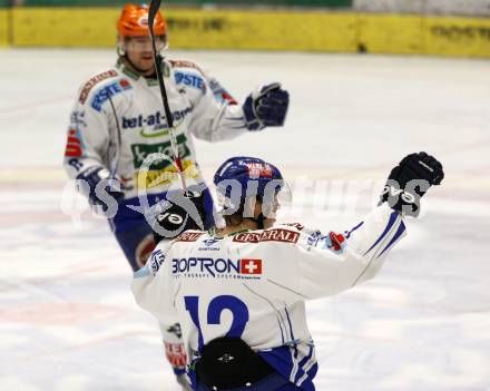 EBEL. Eishockey Bundesliga. EC Pasut VSV gegen HDD TILIA Olimpija Ljubljana, Laibach.  Torjubel Michael Raffl, Roland Kaspitz (VSV). Villach, am 29.12.2008.
Foto: Kuess 


---
pressefotos, pressefotografie, kuess, qs, qspictures, sport, bild, bilder, bilddatenbank