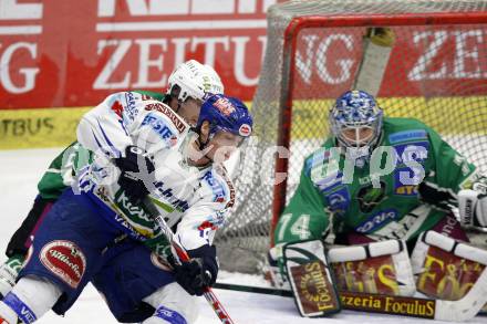 EBEL. Eishockey Bundesliga. EC Pasut VSV gegen HDD TILIA Olimpija Ljubljana, Laibach.  Michael Raffl, (VSV), Norm Maracle (Ljubljana). Villach, am 29.12.2008.
Foto: Kuess 


---
pressefotos, pressefotografie, kuess, qs, qspictures, sport, bild, bilder, bilddatenbank