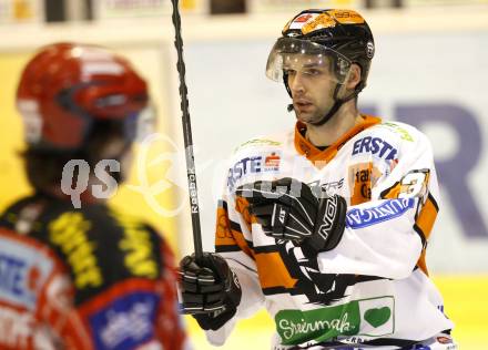 EBEL. Eishockey Bundesliga. KAC gegen  Graz 99ers.  Torjubel Jean Philippe Pare  (Graz). Klagenfurt, am 1.1.2010.
Foto: Kuess 

---
pressefotos, pressefotografie, kuess, qs, qspictures, sport, bild, bilder, bilddatenbank