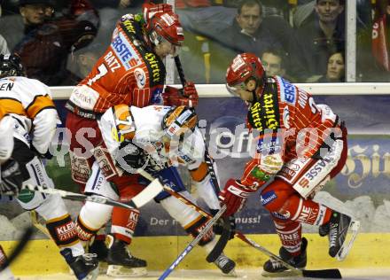 EBEL. Eishockey Bundesliga. KAC gegen  Graz 99ers.  Herbert Ratz, Jason Morgan, (KAC),  Harry Lange (Graz). Klagenfurt, am 1.1.2010.
Foto: Kuess 

---
pressefotos, pressefotografie, kuess, qs, qspictures, sport, bild, bilder, bilddatenbank