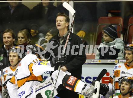 EBEL. Eishockey Bundesliga. KAC gegen  Graz 99ers.  Trainer Bill Gilligan (Graz). Klagenfurt, am 1.1.2010.
Foto: Kuess 

---
pressefotos, pressefotografie, kuess, qs, qspictures, sport, bild, bilder, bilddatenbank