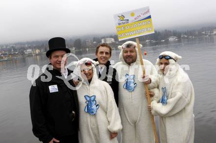 Veldener Neujahrsschwimmen. Veldener Eisbaeren mit Rauchfangkehrer und Veranstalter Werner Uran. Velden, am 1.1.2020.
Foto: Kuess
---
pressefotos, pressefotografie, kuess, qs, qspictures, sport, bild, bilder, bilddatenbank