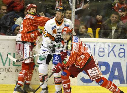 EBEL. Eishockey Bundesliga. KAC gegen  Graz 99ers.  Mike Craig, Gregor Hager (KAC),  Nick Kuiper (Graz). Klagenfurt, am 1.1.2010.
Foto: Kuess 

---
pressefotos, pressefotografie, kuess, qs, qspictures, sport, bild, bilder, bilddatenbank