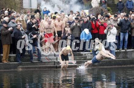 Veldener Neujahrsschwimmen. Mit gutem Beispiel voran Veranstalter Werner Uran und Veldens Pfarrer. Velden, am 1.1.2020.
Foto: Kuess
---
pressefotos, pressefotografie, kuess, qs, qspictures, sport, bild, bilder, bilddatenbank