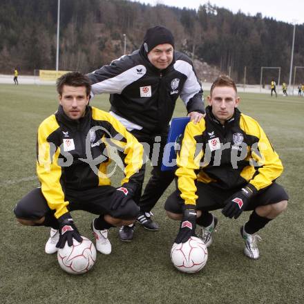 Fussball. Bundesliga. SK Austria Kaernten. Training.  Luka Elsner, Trainer Joze Prelogar, Darijo Biscan. Moosburg, 4.1.2010.
Foto: Kuess
---
pressefotos, pressefotografie, kuess, qs, qspictures, sport, bild, bilder, bilddatenbank