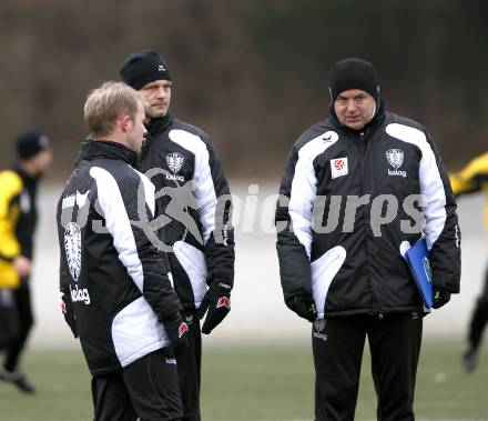 Fussball. Bundesliga. SK Austria Kaernten. Training. Trainer Joze Prelogar, Co-Trainer Roman Stary, Hannes Reinmayr. Moosburg, 4.1.2010.
Foto: Kuess
---
pressefotos, pressefotografie, kuess, qs, qspictures, sport, bild, bilder, bilddatenbank