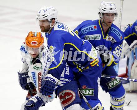 EBEL. Eishockey Bundesliga. EC Pasut VSV gegen KHL Medvescak Zagreb. Roland Kaspitz,  (VSV), Aaron Fox, Christopher Powers (Zagreb). Villach, am 5.1.2010.
Foto: Kuess 


---
pressefotos, pressefotografie, kuess, qs, qspictures, sport, bild, bilder, bilddatenbank