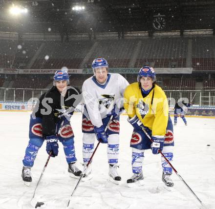 EBEL. Eishockey Bundesliga. Freiluftderby KAC gegen VSV. Training.  Christoph Martinz, Guenther Lanzinger, Nico Toff (VSV). Klagenfurt, am 8.1.2010.
Foto: Kuess 
---
pressefotos, pressefotografie, kuess, qs, qspictures, sport, bild, bilder, bilddatenbank