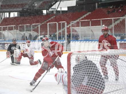 EBEL. Eishockey Bundesliga. Freiluftderby KAC gegen VSV. Training.  (KAC). Klagenfurt, am 8.1.2010.
Foto: Kuess 
---
pressefotos, pressefotografie, kuess, qs, qspictures, sport, bild, bilder, bilddatenbank