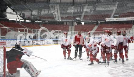 EBEL. Eishockey Bundesliga. Freiluftderby KAC gegen VSV. Training.  (KAC). Klagenfurt, am 8.1.2010.
Foto: Kuess 
---
pressefotos, pressefotografie, kuess, qs, qspictures, sport, bild, bilder, bilddatenbank