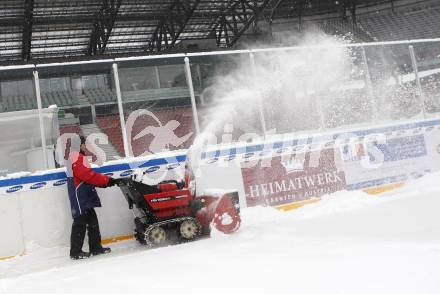 EBEL. Eishockey Bundesliga. Freiluftderby KAC gegen VSV. Training.  Schneeraeumung. Klagenfurt, am 8.1.2010.
Foto: Kuess 
---
pressefotos, pressefotografie, kuess, qs, qspictures, sport, bild, bilder, bilddatenbank