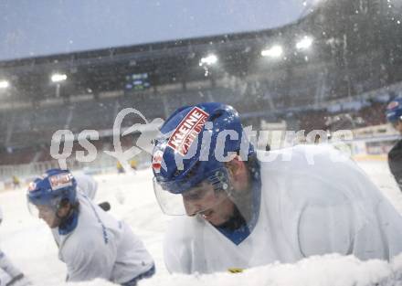 EBEL. Eishockey Bundesliga. Freiluftderby KAC gegen VSV. Training.  (VSV). Klagenfurt, am 8.1.2010.
Foto: Kuess 
---
pressefotos, pressefotografie, kuess, qs, qspictures, sport, bild, bilder, bilddatenbank