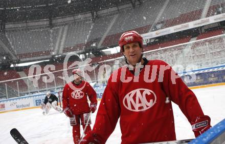 EBEL. Eishockey Bundesliga. Freiluftderby KAC gegen VSV. Training.  Mike Craig (KAC). Klagenfurt, am 8.1.2010.
Foto: Kuess 
---
pressefotos, pressefotografie, kuess, qs, qspictures, sport, bild, bilder, bilddatenbank