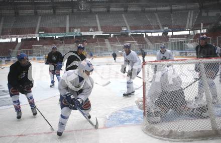 EBEL. Eishockey Bundesliga. Freiluftderby KAC gegen VSV. Training.  (VSV). Klagenfurt, am 8.1.2010.
Foto: Kuess 
---
pressefotos, pressefotografie, kuess, qs, qspictures, sport, bild, bilder, bilddatenbank