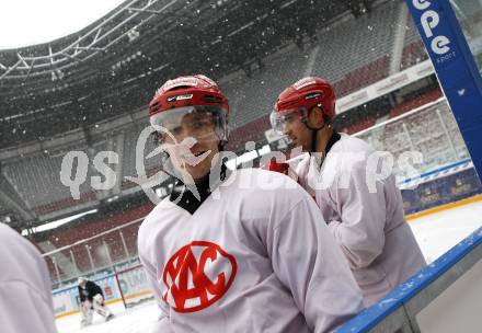 EBEL. Eishockey Bundesliga. Freiluftderby KAC gegen VSV. Training.  Herbert Ratz (KAC). Klagenfurt, am 8.1.2010.
Foto: Kuess 
---
pressefotos, pressefotografie, kuess, qs, qspictures, sport, bild, bilder, bilddatenbank