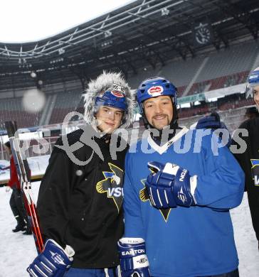 EBEL. Eishockey Bundesliga. Freiluftderby KAC gegen VSV.  Andreas Kristler, Gerhard Unterluggauer (VSV). Klagenfurt, am 8.1.2010.
Foto: Kuess 
---
pressefotos, pressefotografie, kuess, qs, qspictures, sport, bild, bilder, bilddatenbank