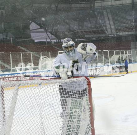 EBEL. Eishockey Bundesliga. Freiluftderby KAC gegen VSV. Training. Gert Prohaska (VSV). Klagenfurt, am 8.1.2010.
Foto: Kuess 
---
pressefotos, pressefotografie, kuess, qs, qspictures, sport, bild, bilder, bilddatenbank