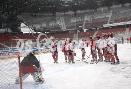 EBEL. Eishockey Bundesliga. Freiluftderby KAC gegen VSV. Training.  (KAC). Klagenfurt, am 8.1.2010.
Foto: Kuess 
---
pressefotos, pressefotografie, kuess, qs, qspictures, sport, bild, bilder, bilddatenbank