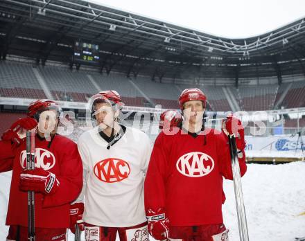 EBEL. Eishockey Bundesliga. Freiluftderby KAC gegen VSV. Training. Andrew Schneider, Jason Morgan, Mike Craig (KAC). Klagenfurt, am 8.1.2010.
Foto: Kuess 
---
pressefotos, pressefotografie, kuess, qs, qspictures, sport, bild, bilder, bilddatenbank