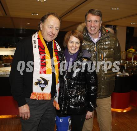 EBEL. Eishockey Bundesliga. Freiluftderby KAC gegen VSV in der Hypo Group Arena. Willibald Schasche, Karin Amon, Harald Kogler (Kelag). Klagenfurt, am 9.1.2010.
Foto: Kuess

---
pressefotos, pressefotografie, kuess, qs, qspictures, sport, bild, bilder, bilddatenbank