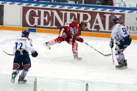 EBEL. Eishockey Bundesliga. Freiluftderby KAC gegen VSV in der Hypo Group Arena. BRANDNER Christoph (KAC), RAFFL Michael, FORTIN Jean Francois (VSV). Klagenfurt, am 9.1.2010.
Foto: Kuess

---
pressefotos, pressefotografie, kuess, qs, qspictures, sport, bild, bilder, bilddatenbank