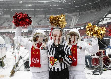 EBEL. Eishockey Bundesliga. Freiluftderby KAC gegen VSV in der Hypo Group Arena. Schiedsrichter Karl Korentschnig mit Cheerleader. Klagenfurt, am 9.1.2010.
Foto: Kuess

---
pressefotos, pressefotografie, kuess, qs, qspictures, sport, bild, bilder, bilddatenbank