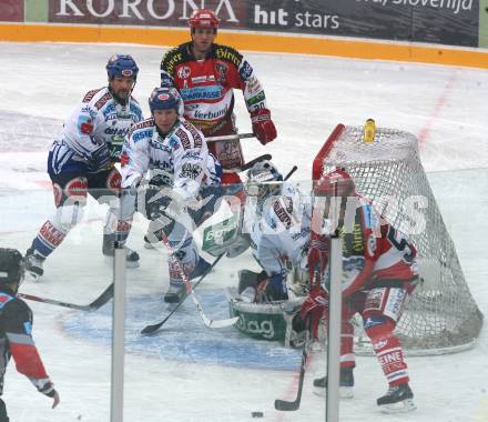 EBEL. Eishockey Bundesliga. Freiluftderby KAC gegen VSV in der Hypo Group Arena. Mike Craig, Andrew Schneider (KAC), Gerhard Unterluggauer, Mike Stewart, Gert Prohaska (VSV).  Klagenfurt, am 9.1.2010.
Foto: Kuess
---
pressefotos, pressefotografie, kuess, qs, qspictures, sport, bild, bilder, bilddatenbank