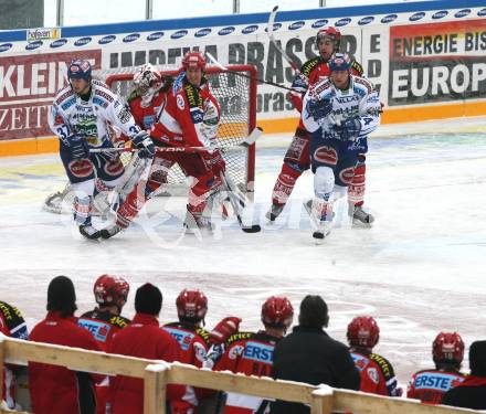 EBEL. Eishockey Bundesliga. Freiluftderby KAC gegen VSV in der Hypo Group Arena. Rene Swette, Mike Craig, Martin Schumnig (KAC), Andreas Kristler, Guenther Lanzinger (VSV).  Klagenfurt, am 9.1.2010.
Foto: Kuess
---
pressefotos, pressefotografie, kuess, qs, qspictures, sport, bild, bilder, bilddatenbank