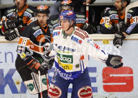 EBEL. Eishockey Bundesliga. EC Pasut VSV gegen Graz 99ers. Michael Raffl,  (VSV), Martin Oraze (Graz). Villach, am 15.1.2010.
Foto: Kuess 


---
pressefotos, pressefotografie, kuess, qs, qspictures, sport, bild, bilder, bilddatenbank