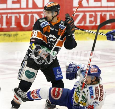 EBEL. Eishockey Bundesliga. EC Pasut VSV gegen Graz 99ers. Philipp Pinter,  (VSV), Martin Oraze (Graz). Villach, am 15.1.2010.
Foto: Kuess 


---
pressefotos, pressefotografie, kuess, qs, qspictures, sport, bild, bilder, bilddatenbank