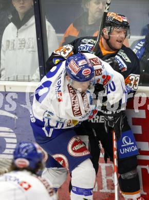 EBEL. Eishockey Bundesliga. EC Pasut VSV gegen Graz 99ers. Mickey Elick, (VSV), Eric Healey  (Graz). Villach, am 15.1.2010.
Foto: Kuess 


---
pressefotos, pressefotografie, kuess, qs, qspictures, sport, bild, bilder, bilddatenbank