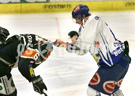 EBEL. Eishockey Bundesliga. EC Pasut VSV gegen Graz 99ers. Michael Raffl, (VSV), Christoph Harand  (Graz). Villach, am 15.1.2010.
Foto: Kuess 


---
pressefotos, pressefotografie, kuess, qs, qspictures, sport, bild, bilder, bilddatenbank