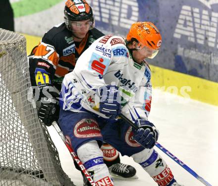 EBEL. Eishockey Bundesliga. EC Pasut VSV gegen Graz 99ers.  Roland Kaspitz, (VSV), Victor Lindgren (Graz). Villach, am 15.1.2010.
Foto: Kuess 


---
pressefotos, pressefotografie, kuess, qs, qspictures, sport, bild, bilder, bilddatenbank